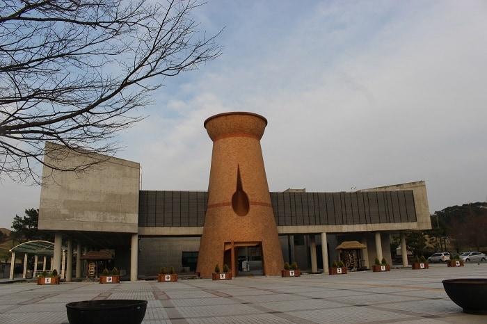 Pictured is the Haman Museum, opened in 2003. It has on display a wide variety of ancient relics, covering the Stone Age through to Korea's Three Kingdoms period (57 B.C.-A.D. 668). Most of the space is dedicated to relics from the Gaya Confederacy (42-532). The giant replica of a piece of pottery with a 'flame mark' is built at the entrance to the museum and represents Aragaya, one of the smaller kingdoms that was part of the confederacy.