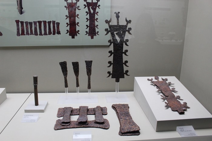 Pictured are saw-toothed knives produced during the Gaya period (42-532). They were used as weapons to cause horseback-mounted enemies to fall to the ground. They were also used during ritual ceremonies.