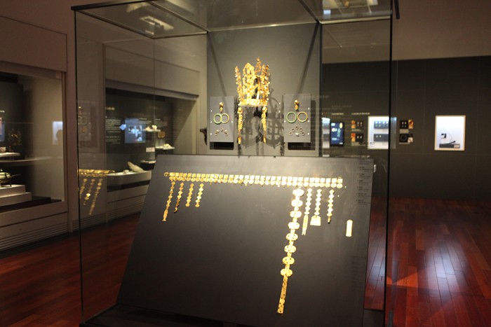  A gold crown, an ornamental gold belt with pendants and gold earrings found in the Seobongchong Tomb in Gyeongju are on display at the National Museum in Seoul. 