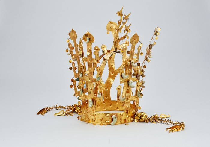 The gold crown with a three-phoenix decoration is currently on display at the National Museum of Korea. It was excavated from the Seobongchong Tomb in 1926. 