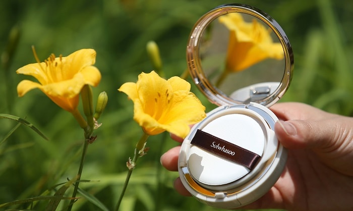 Sulwhasoo's Perfecting Cushion, a multifunctional foundation compact, is popular among non-Korean users.