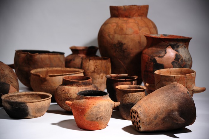 Photos show earthenware from the early Iron Age (top) and pottery from the Mahan Confederacy (100s B.C.-A.D. 200s) discovered in the Dongsan-dong neighborhood of Jeonju.