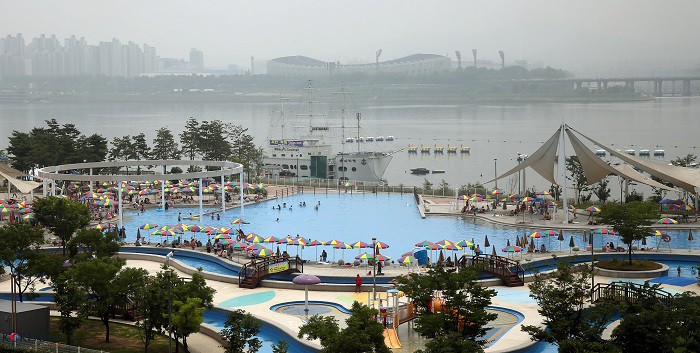 The outdoor swimming pool near Ttukseom Resort Station on line No. 7 is one of eight such places across the city. The site is popular among friends, couples and families as it's safe, clean and is easily accessible.