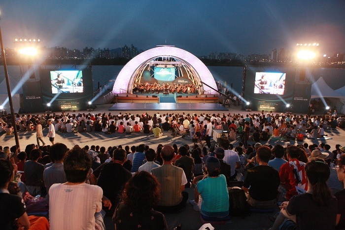 A performance takes place on the floating stage at Yeouido Park.