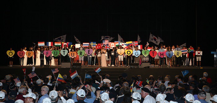 Korean War veterans and students from countries that participated in the war crowd Seoul Olympic Park on July 27 to celebrate the 62nd anniversary of the armistice agreement and to honor the sacrifices made by the war veterans.