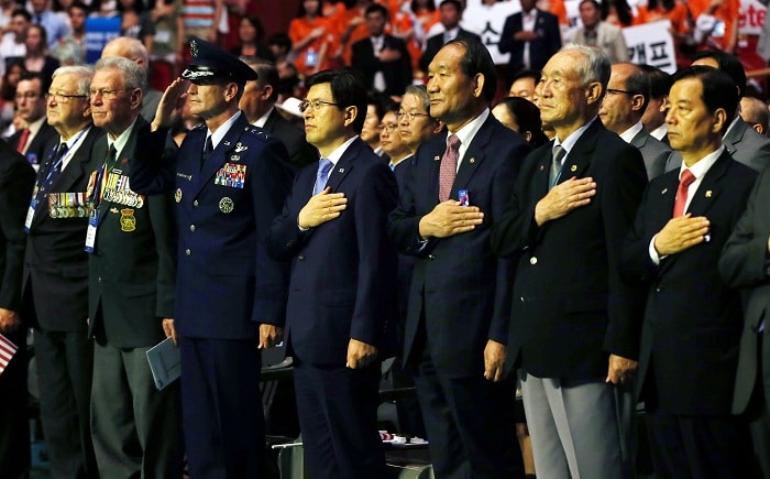 This year's celebration of the armistice agreement is attended by more than 3,000 people, including Prime Minister Hwang Kyo-ahn (center) and Korean War veterans.