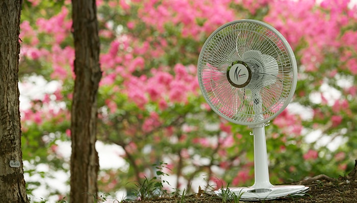 Shinil’s Micro Gentle Breeze electric fan has eight different speeds and can automatically control the fan speed based on a temperature sensor.