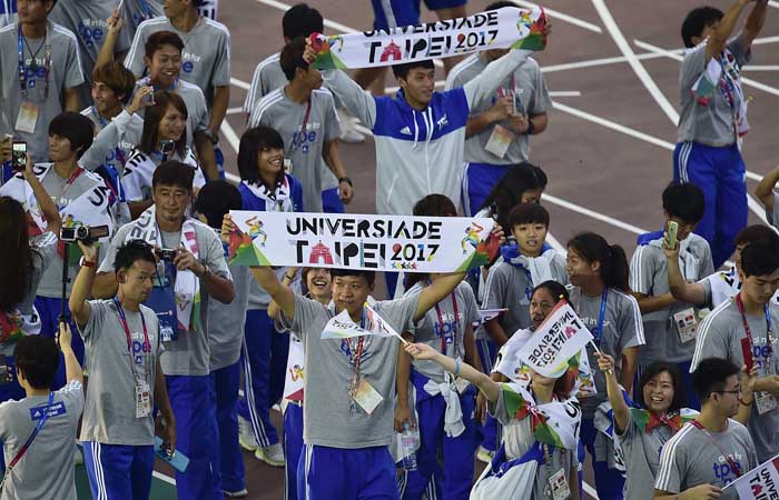  Taiwanese athletes hold up banners that promote their capital as the next host city of the Summer Universiade, during the closing ceremony on July 14. 