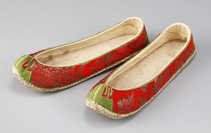 A <i>dangui</i> jacket, a blue skirt with a gilded frill (남색스란, 藍色膝欄) and a pair of shoes (당혜, 唐鞋) were all worn by the wife of King Yeongchin. They are adorned with gold leaf to show the status of the crown princess. 