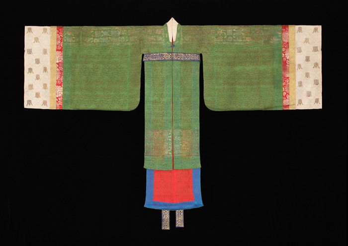  The green <i>wonsam</i>, or <i>nokwonsam</i>, was worn by the wife of King Uichin (1877-1955), a brother to King Yeongchin, during royal ceremonies. 