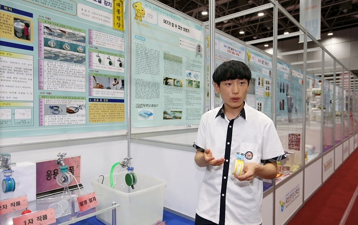 Presidential prize winner Shin Dong-gyu explains how his device works.