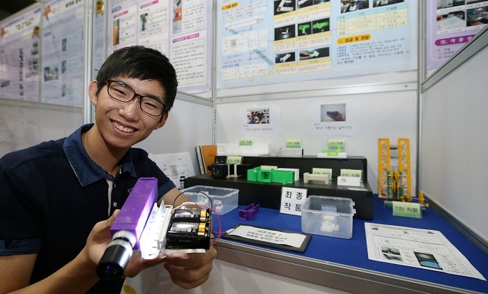 Park Gyu-yeol is in his second year of high school at Chungbuk Science High School. He received the prime ministerial prize for his lighter and more portable microscope.