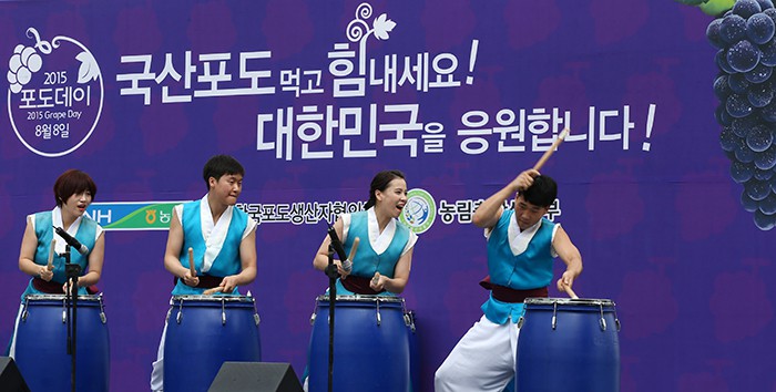 Drummers perform during Grape Day 2015 on Aug. 6.