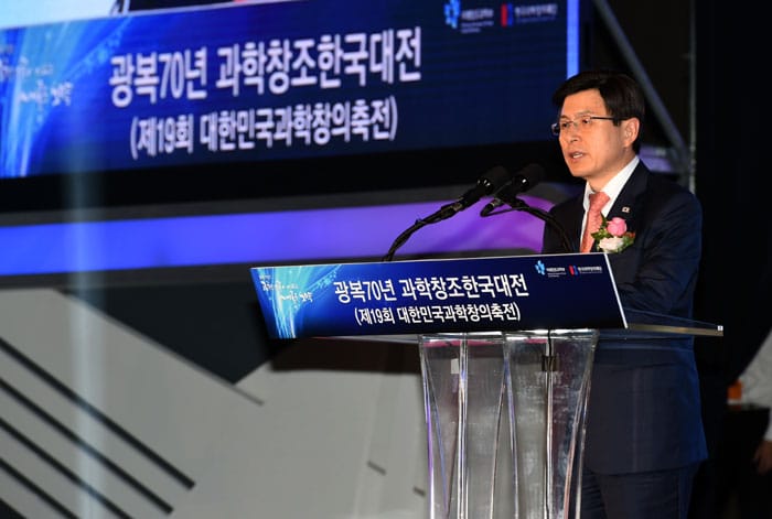 Prime Minister Hwang Kyo-ahn emphasizes the importance of the development of science and technology and of the government's vision for a creative economy, during the opening ceremony for the Korea Science & Creativity Festival.