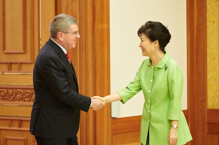 President Park Geun-hye (right) meets with International Olympic Committee (IOC) President Thomas Bach on Aug. 19 at Cheong Wa Dae.