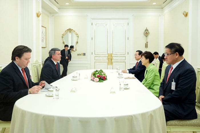 President Park Geun-hye meets with Senator Cory Gardner at Cheong Wa Dae on Aug. 19.