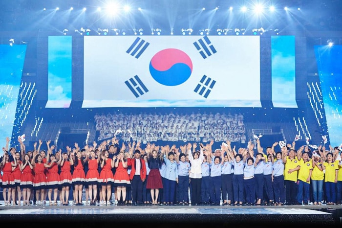 President Park Geun-hye (center) waves to the crowd aside figure skater Kim Yuna, singers Lee Seung-chul and Lee Sun-hee, and a choir, greeting the audience at a ceremony to mark the 70th anniversary of Korean independence held at the World Cup Stadium in western Seoul on Aug. 15. 