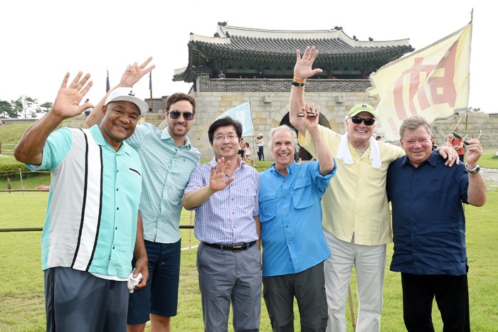 (From left) Former boxer George Foreman, comedian Jeff Dye, Suwon Mayor Yeom Tae-Young, actor Henry Winkler, former football player Terry Bradshaw and actor William Shatner wave for the camera during their trip to the Hwaseong Fortress.