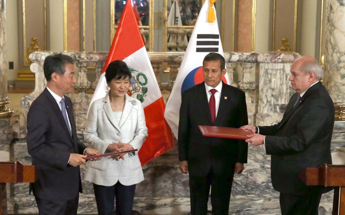 During her trip to South America in April, President Park Geun-hye (second from left) and Peruvian President Ollanta Humala attend a signing ceremony for an MOU that will promote cooperation on the development of online government services in Peru.