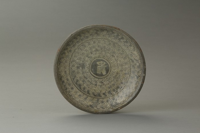A piece of grayish-blue powdered celadon is marked <i>naeseom</i>, which indicates the Naeseomsi, the procurement department that managed supplies for Joseon's royal court. 