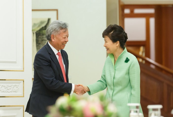 President Park Geun-hye shakes hands with Jin Liqun, first president-designate of the Asian Infrastructure Investment Bank, at Cheong Wa Dae on Sept. 9.