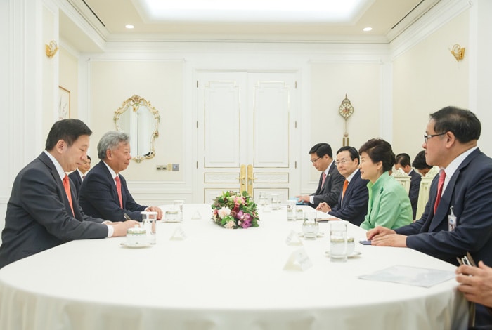 President Park Geun-hye says Korea will actively cooperate so that the AIIB can serve as a catalyst for Asia's economic development, during a meeting with Jin Liqun, first president-designate of the Asian Infrastructure Investment Bank. 