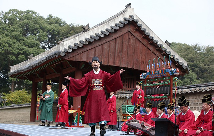  Actor Lee Min-woo performs in the 'Royal Ancestral Ritual and Music With Narrative' performance the day before Chuseok, on Sept. 26 at the Jongmyo Shrine in Seoul. 