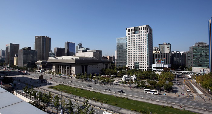  Gwanghwamun in downtown Seoul is almost empty on the Sunday morning of Chuseok, Sept. 27, with less traffic than even a usual Sunday morning. 