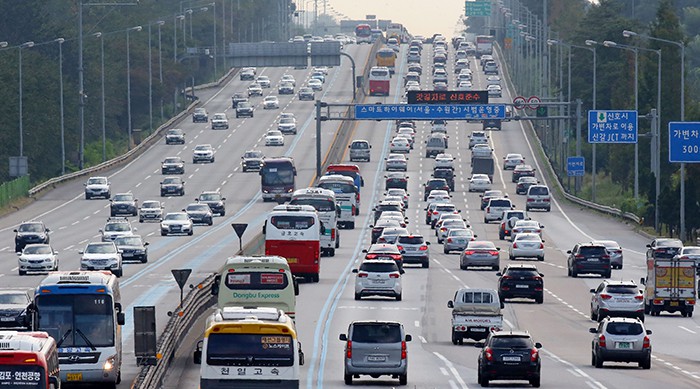  Traffic on the Gyeongbu Expressway begins to get jammed on Sept. 26, day one of the four-day weekend, as people head back to their hometowns. 