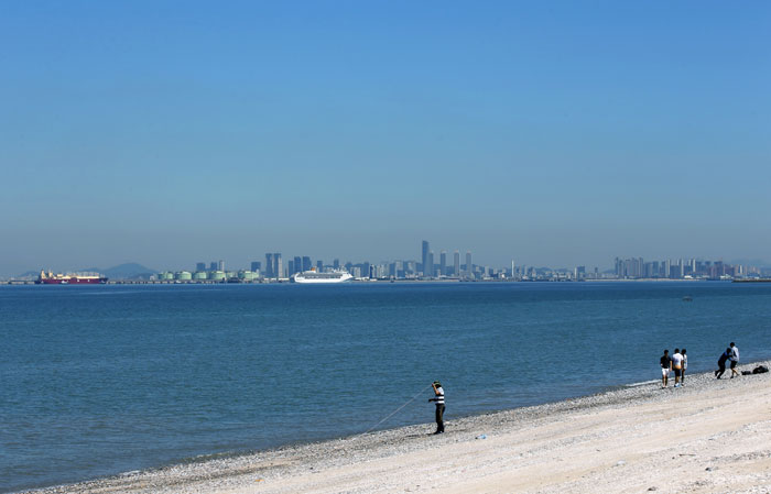 From the beach on Gubongdo Island, on a clear day you can see as far as Songdo, the Incheon New Port and Yeongjongdo Island.