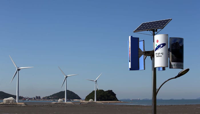 Daebudo Island is an ecotourism destination where people can feel and experience nature without changing or destroying it. Being close to large metropolitan areas, many people visit the island. In the photo, both solar and wind power are used to operate the streetlights. Electrical facilities using wind power and tidal power can be found across the island.
