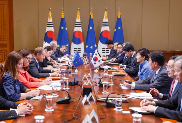 President Park Geun-hye (right) and President of the European Council Donald Tusk hold summit talks at Cheong Wa Dae on Sept. 15.