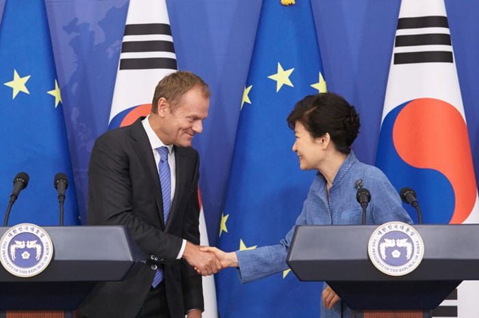 President Park Geun-hye (right) and President of the European Council Donald Tusk hold a joint press conference after having the Korea-EU summit meeting at Cheong Wa Dae on Sept. 15.