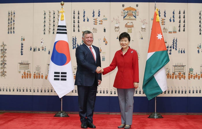 President Park Geun-hye (right) and King Abdullah II of Jordan pose for a photo prior to the Korea-Jordan summit at Cheong Wa Dae on Sept. 11.