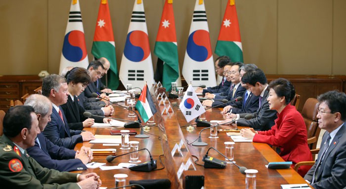 President Park Geun-hye and King Abdullah II of Jordan hold a summit meeting at Cheong Wa Dae on Sept. 11.