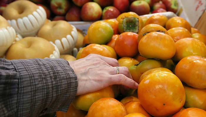 망원시장 내 과일가게를 찾은 손님들이 사과와 감을 고르고 있다. 농촌진흥청은 평년보다 20% 이상 많은 일조량을 기록했던 올해는 그 어느 해보다 맛있는 과일을 맛 볼 수 있다고 밝혔다. 