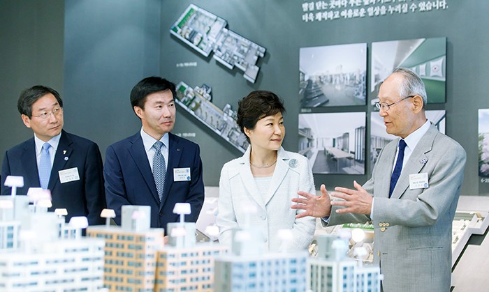 President Park Geun-hye (second from the right) listens to an explanation from Lee Jun Yong, Honorary Chairman of Daelim Industrial Co., about New Stay, a new type of rental housing unit, at a groundbreaking ceremony for the first group of new units on Sept. 17. The ceremony attendees include Incheon City Mayor Yoo Jeong-bok (left) and President of Daelim Industrial Co. Kim Han-Ki (second from left). 