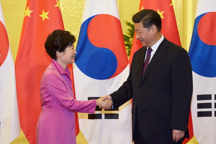 President Park Geun-hye (left) and Chinese President Xi Jinping hold summit talks in Beijing on Sept. 2.