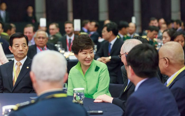 President Park Geun-hye chats with participants at the Seoul Defense Dialogue.