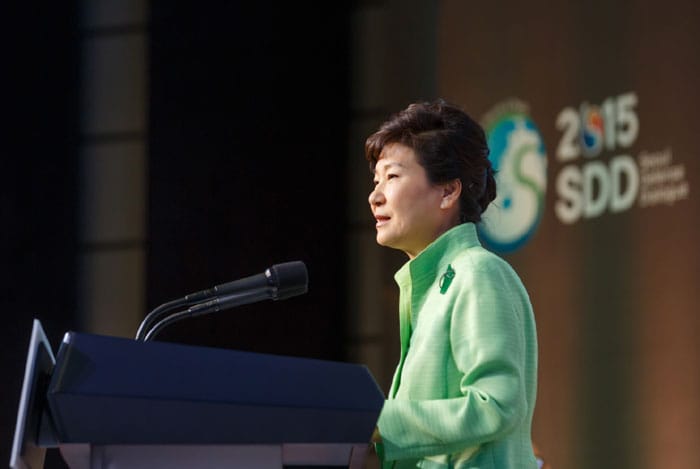 President Park Geun-hye gives the keynote speech at the Seoul Defense Dialogue on Sept. 9 in Seoul.