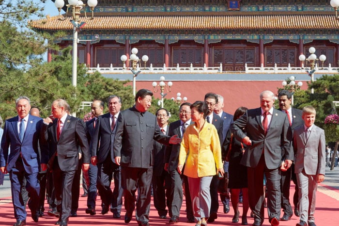 President Park Geun-hye (third from right) walks toward Tiananmen Square with Chinese President Xi Jinping and other world leaders who are in Beijing for China’s 70th anniversary of its victory in the Chinese People's War of Resistance Against Japanese Aggression, on Sept. 3.