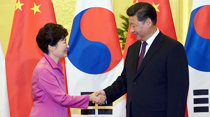 President Park Geun-hye (left) shakes hands with Chinese President Xi Jinping on Sept. 2 prior to the Korea-China summit in the Great Hall of the People in Beijing.