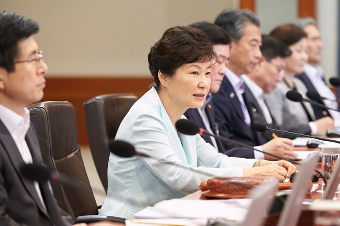 President Park Geun-hye presides over a cabinet meeting at Cheong Wa Dae on Sept. 1, stressing that both labor and management make concessions to achieve labor market reform. 