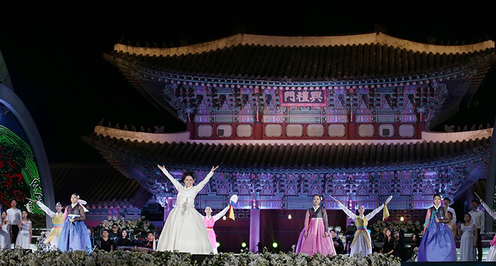 김영임 명창이 5일 흥례문 앞에서 ‘정선 아리랑’을 열창하고 있다. 