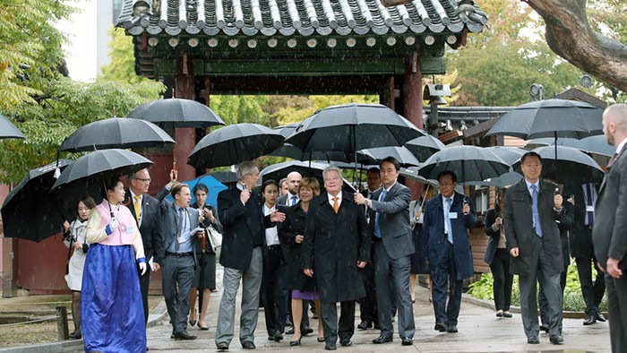  German President Gauck encounters a rain shower while looking around Changdeokgung Palace on Oct. 11. 