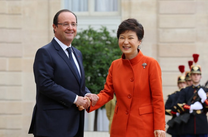 French President François Hollande will make a state visit to Korea next month to attend a summit with President Park Geun–hye. The above photo shows the two leaders ahead of the Korea-France summit that took place in Paris in 2013 du ring President Park’s official visit there.