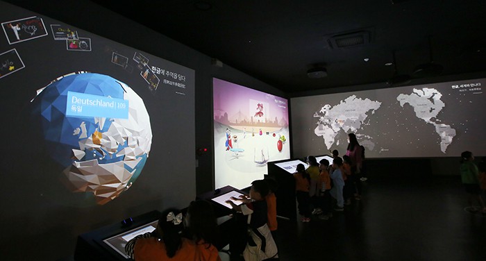 The Hangeul Learning Center on the third floor of the museum introduces Hangeul and the principles behind the invention of the letters and syllabic blocks. Google supported the museum in designing the exhibit.