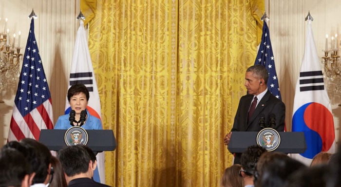 President Park Geun-hye (left) and U.S. President Barack Obama hold a joint press conference after the Korea-U.S. summit at the White House on Oct. 16.