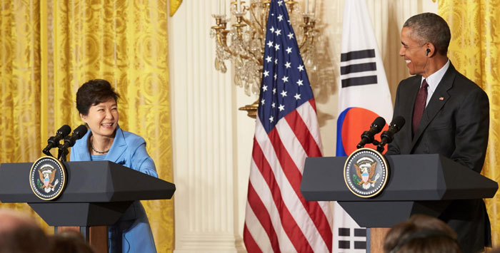 President Park Geun-hye (left) and U.S. President Barack Obama hold the joint press conference after the Korea-U.S. summit at the White House on Oct. 16. They reaffirmed the strong Korea-U.S. alliance in the summit.