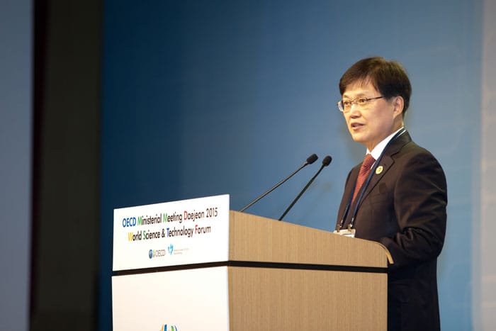 Minister of Science, ICT and Future Planning Choi Yanghee says that Korea’s growth engine comes from science and technology. He was speaking during the opening of the World Science & Technology Forum in Daejeon on Oct. 19.